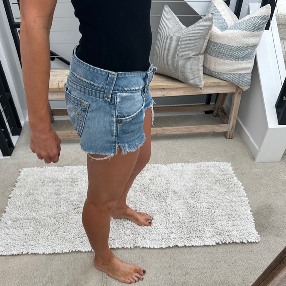 True Religion Bobby Cutoff Distressed Denim low rise Shorts Light Wash Frayed 30 - Picture 5 of 12